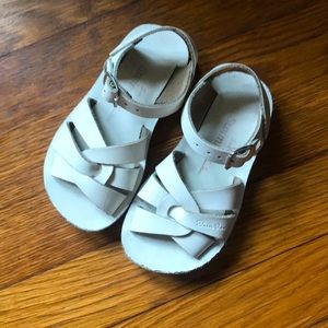 Sun-San White Saltwater Swimmer Sandal, size 8